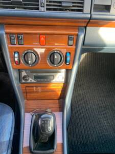 Immagine 6/9 di Mercedes-Benz 230 E (1990)