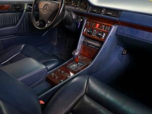 Image 18/33 of Mercedes-Benz 300 CE-24 (1993)