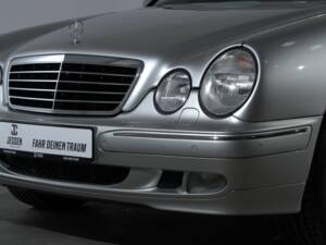 Image 9/34 of Mercedes-Benz E 430 4MATIC (2001)