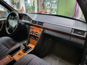 Image 24/47 of Mercedes-Benz 220 TE (1993)