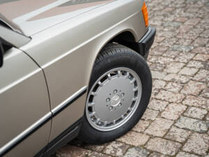 Image 2/77 of Mercedes-Benz 190 E 2.3 (1988)