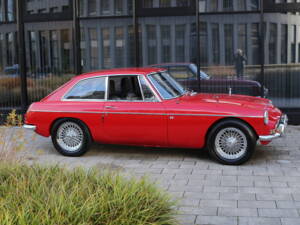 Image 6/67 of MG MGC GT (1969)