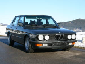 Image 1/65 of BMW 520i (1987)