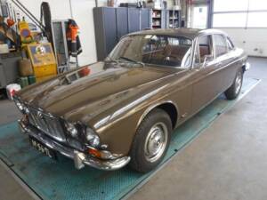 Image 2/50 of Jaguar XJ 6 2.8 (1972)