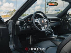 Image 26/43 of Porsche 911 Carrera 4 GTS (2012)