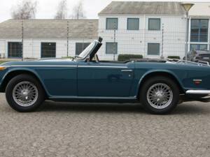 Image 3/74 of Triumph TR 250 (1968)