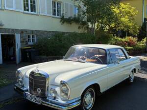 Image 2/19 of Mercedes-Benz 250 SE (1965)