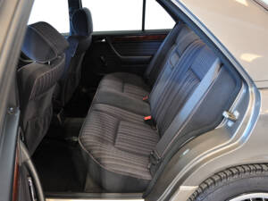 Image 10/25 of Mercedes-Benz 200 E (1992)