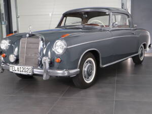 Image 2/39 of Mercedes-Benz 220 SE (1960)