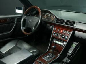 Immagine 21/30 di Mercedes-Benz E 320 (1997)