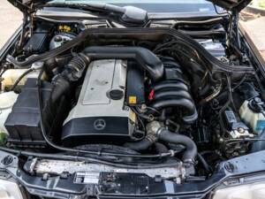 Image 29/37 of Mercedes-Benz E 320 (1995)