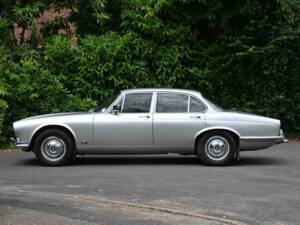 Image 2/50 of Jaguar XJ 6 4.2 (1971)