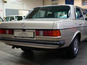 Image 11/31 of Mercedes-Benz 300 D (1982)