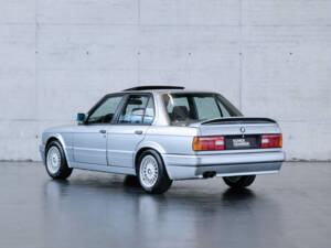 Image 3/22 de BMW 325i (1988)