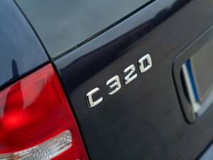 Image 21/50 of Mercedes-Benz C 320 T (2001)