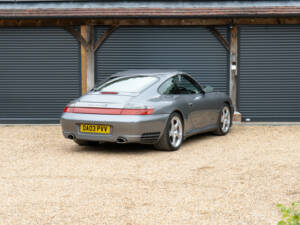 Image 27/50 of Porsche 911 Carrera 4S (2003)