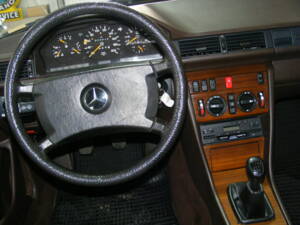 Imagen 24/52 de Mercedes-Benz 250 TD (1988)