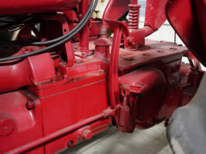 Image 20/27 of Farmall H (1945)