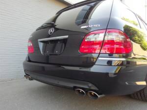 Image 16/98 of Mercedes-Benz E 63 AMG T (2008)