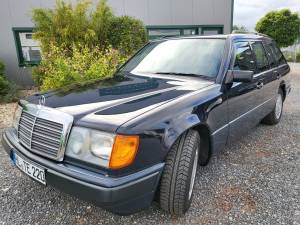 Image 13/47 of Mercedes-Benz 220 TE (1993)