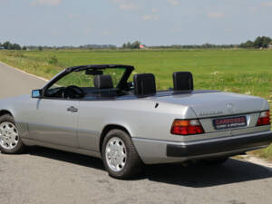 Imagen 19/39 de Mercedes-Benz 300 CE-24 (1992)