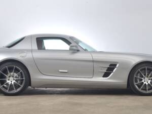 Imagen 3/24 de Mercedes-Benz SLS AMG (2011)