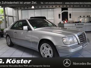 Image 4/12 of Mercedes-Benz E 200 (1995)