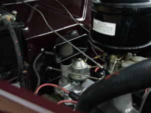 Immagine 4/8 di Ford V8 Deluxe Club Cabriolet (1937)