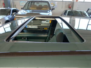 Bild 8/37 von Mercedes-Benz 190 E (1989)
