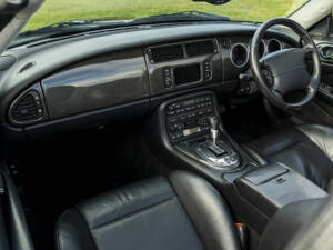 Image 8/38 of Jaguar XKR (2004)