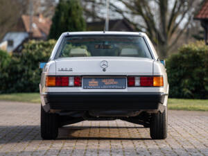 Image 16/42 de Mercedes-Benz 190 E (1984)