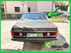 Image 5/10 of Mercedes-Benz 230 CE (1984)