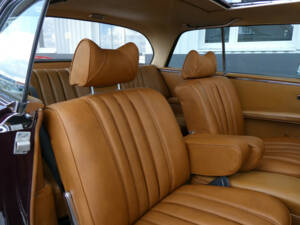 Image 13/22 of Mercedes-Benz 280 SE 3,5 (1971)