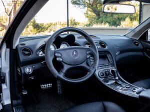 Image 17/50 of Mercedes-Benz SL 55 AMG (2006)