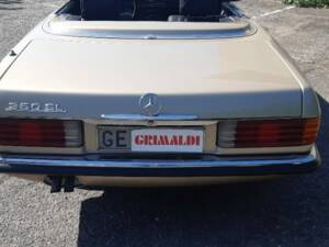 Image 15/34 of Mercedes-Benz 350 SL (1971)