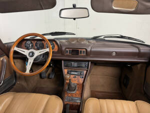 Image 2/25 of Peugeot 504 Convertible (1982)