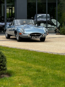 Image 13/13 of Jaguar Type E 4.2 (1966)