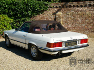 Image 2/50 de Mercedes-Benz 380 SL (1982)