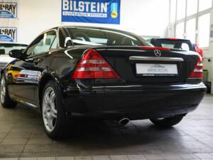 Immagine 8/44 di Mercedes-Benz SLK 230 Kompressor (2003)
