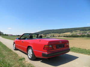 Image 2/20 of Mercedes-Benz 300 CE-24 (1993)