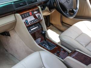 Image 25/37 of Mercedes-Benz E 320 (1995)