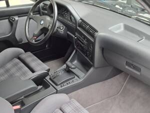 Image 6/12 of BMW 320i (1990)
