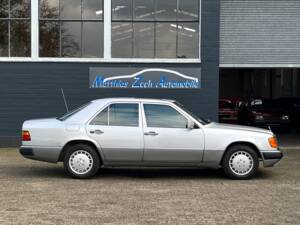 Image 15/24 of Mercedes-Benz 260 E (1990)