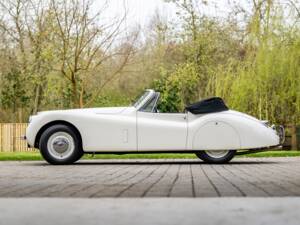 Image 2/50 of Jaguar XK 120 DHC (1953)