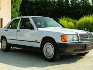 Image 10/45 of Mercedes-Benz 190 E (1987)