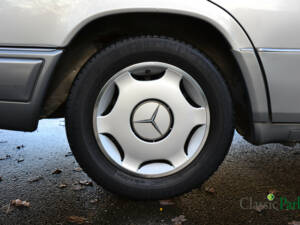 Image 15/39 of Mercedes-Benz 200 D (1993)