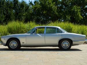 Image 12/50 de Jaguar XJ 6 4.2 (1970)