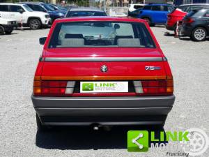 Image 7/10 de Alfa Romeo 75 1.6 (1988)