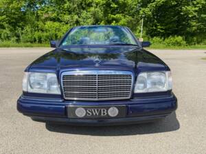 Image 11/31 of Mercedes-Benz E 220 (1994)