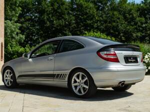 Image 7/50 of Mercedes-Benz C 320 Sportcoupé (2003)
